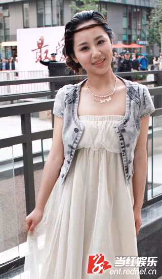 Năm 2010 được một hãng báo chí bình chọn là một trong Tứ tiểu Hoa đán cùng với Châu Đông Vũ, Từ Kiều và Lâm Thiếu Khả.