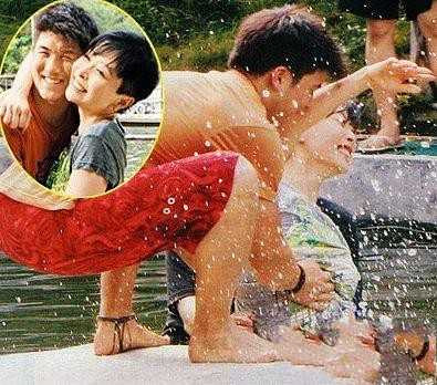 Người đẹp Thang Doanh Doanh trong một buổi chụp hình ngoại cảnh cùng các người mẫu nam của Hồng Kông đã “vô tình” bị các chàng trai “tấn công” vòng một và vòng ba khi cô nàng bị lỡ chân rơi xuống bể bơi, những người mẫu nam gần đó đã vội lại đỡ Thang Doanh Doanh và không khỏi vô tình lẫn cố ý “đụng chạm”.