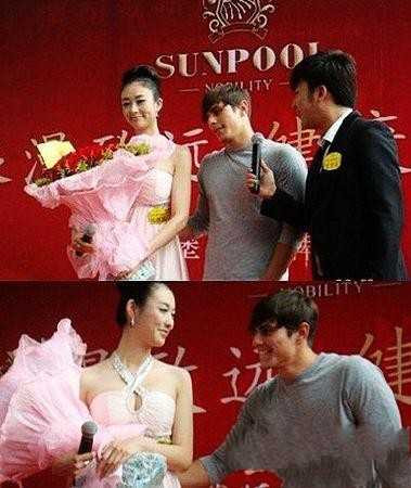 Người đẹp Thú Thú khi tham gia một sự kiện quảng cáo đã bị một người mẫu nam sờ soạng phía sau.