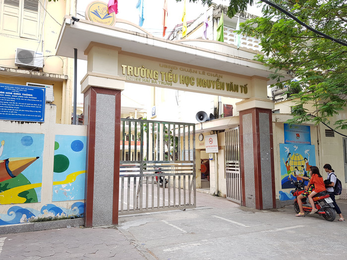 Hiệu trưởng Trường Tiểu học Nguyễn Văn Tố không nhận học sinh có hộ khẩu thường trú đúng tuyến (Ảnh: Lã Tiến) Hiệu trưởng Trường Tiểu học Nguyễn Văn Tố không nhận học sinh có hộ khẩu thường trú đúng tuyến (Ảnh: Lã Tiến)