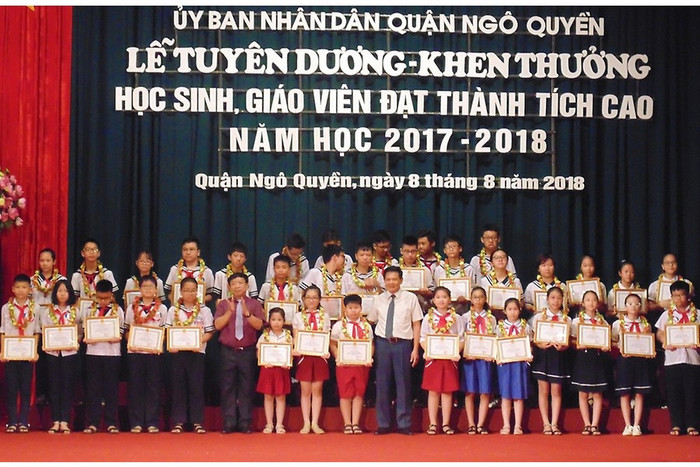 Lãnh đạo Sở Giáo dục – Đào tạo Hải Phòng và quận Ngô Quyền khen thưởng các học sinh đạt giải học sinh giỏi môn năng khiếu (Ảnh: CTV) Lãnh đạo Sở Giáo dục – Đào tạo Hải Phòng và quận Ngô Quyền khen thưởng các học sinh đạt giải học sinh giỏi môn năng khiếu (Ảnh: CTV)