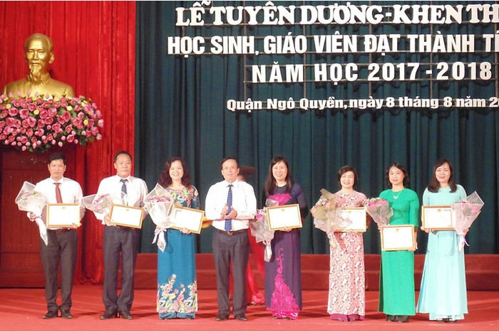 Lãnh đạo quận Ngô Quyền khen thưởng 7 trường có thành tích cao trong công tác bồi dưỡng học sinh giỏi (Ảnh: CTV) Lãnh đạo quận Ngô Quyền khen thưởng 7 trường có thành tích cao trong công tác bồi dưỡng học sinh giỏi (Ảnh: CTV)