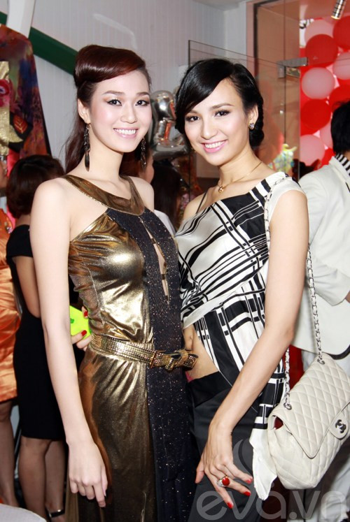 Xuất hiện tại một bữa tiệc với sự quy tụ của nhiều mỹ nhân Việt tên tuổi như Mỹ Uyên, Diễm Hương, Trang Trần, Khánh My, Ngọc Quý, Kiều Ngân... Xuất hiện tại một bữa tiệc với sự quy tụ của nhiều mỹ nhân Việt tên tuổi như Mỹ Uyên, Diễm Hương, Trang Trần, Khánh My, Ngọc Quý, Kiều Ngân...