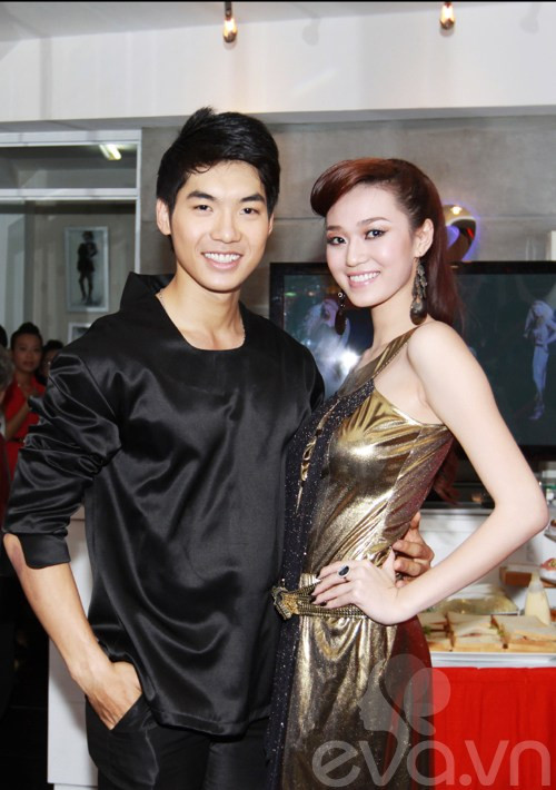 Người đẹp tạo dáng cùng Trương Nam Thành. Người đẹp tạo dáng cùng Trương Nam Thành.