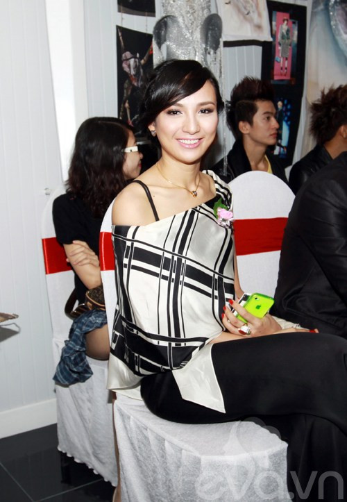 Bộ trang phục ấn tượng, sang trọng khi sử dụng tông màu đen - trắng. Bộ trang phục ấn tượng, sang trọng khi sử dụng tông màu đen - trắng.