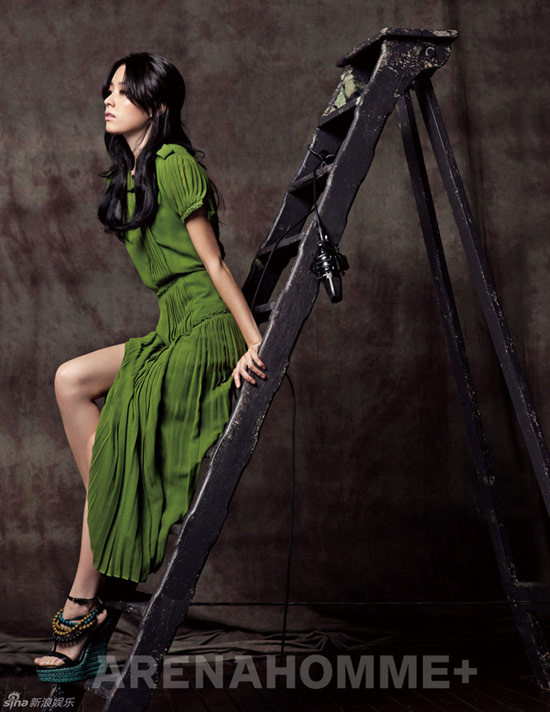 Han Hyo Joo không muốn tham gia vào sự cạnh tranh, cô nàng đổi sang tông màu xanh dịu dàng, duyên dáng. Han Hyo Joo không muốn tham gia vào sự cạnh tranh, cô nàng đổi sang tông màu xanh dịu dàng, duyên dáng.