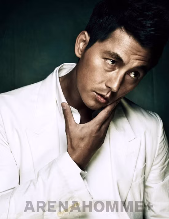 Jung Woo Sung vẫn luôn cá tính, cuốn hút như thế. Phong cách của anh gợi nhớ hình tượng Brad Pitt cách đây vài ba năm.