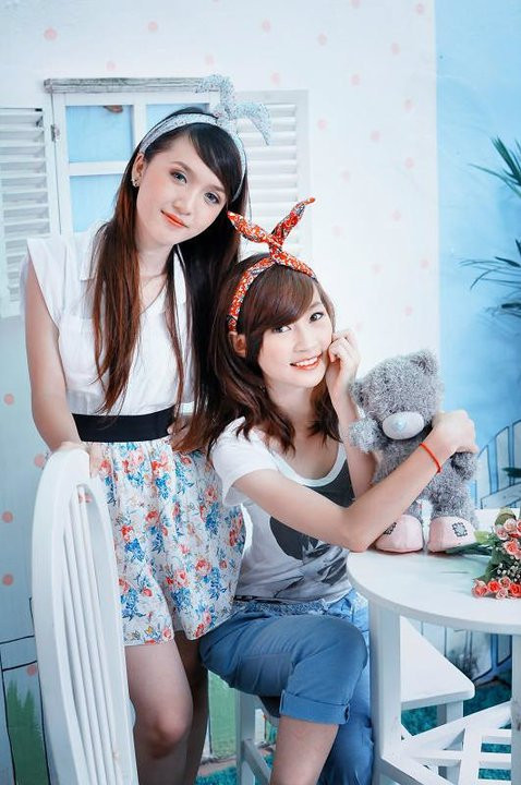 Tạo dáng bên bạn gái thân. Giang Nguyễn thực sự rất xinh đẹp, vẻ đẹp không dễ thấy giữa hàng nghìn teen girl cùng lứa tuổi. Chúc cho mỹ nhân facebook sẽ gặp nhiều may mắn, thành công trong tương lai.