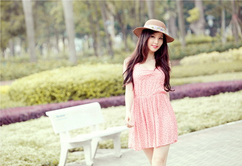 Chiếc mũ tròn vành là phụ kiện duy nhất được Diễm My "sủng ái".