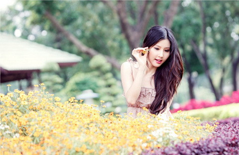 Xinh xinh tạo dáng cùng hoa.