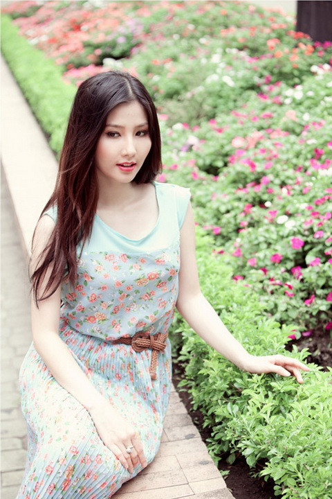 Đôi môi chúm chím hé nở, đôi mắt mơ màng đầy mê hoặc.