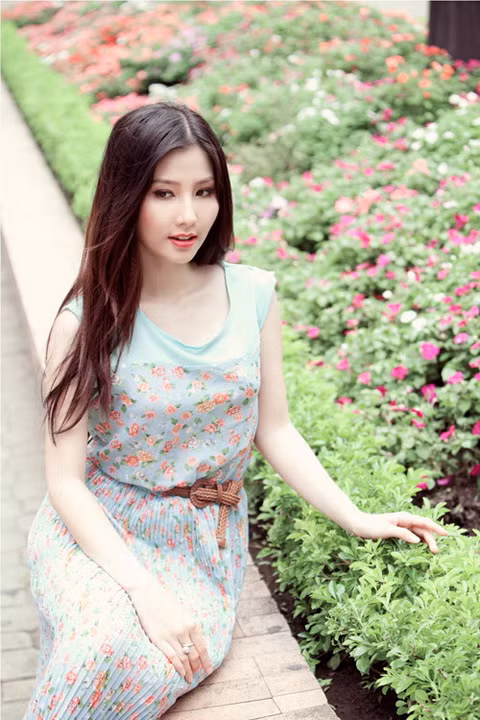 Đôi môi chúm chím hé nở, đôi mắt mơ màng đầy mê hoặc.