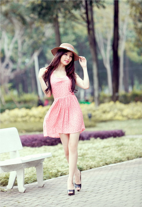 Nếu so với các hot girl cùng thời, Diễm My mang vẻ đẹp ngọt ngào, thánh thiện, mang nét e lệ dịu dàng của phụ nữ Việt Nam truyền thống.