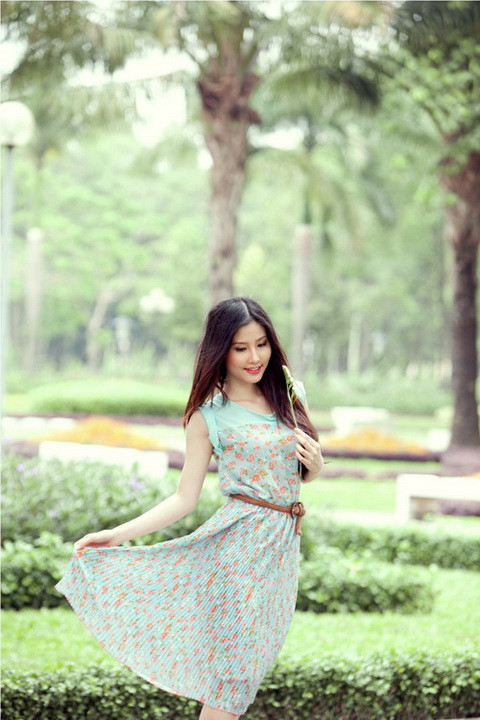 Tha thướt với váy xanh hoa mềm mại. Những bạn gai có vóc dáng mảnh mai có thể tham khảo style này.