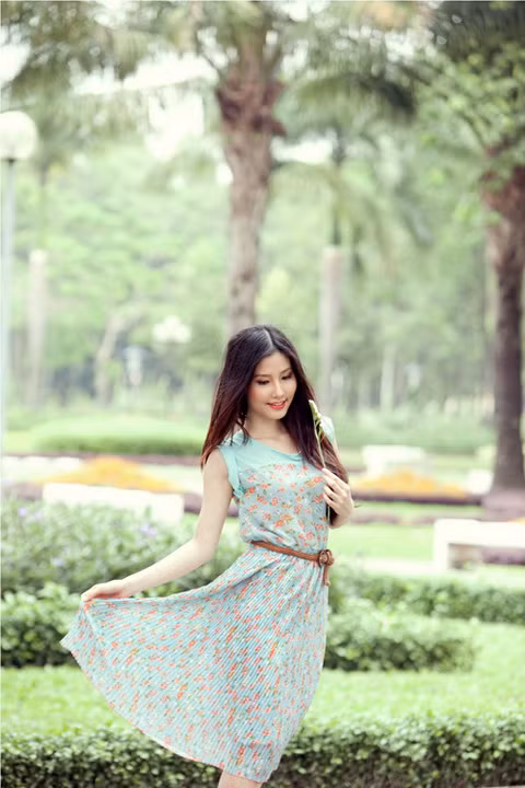 Tha thướt với váy xanh hoa mềm mại. Những bạn gai có vóc dáng mảnh mai có thể tham khảo style này.