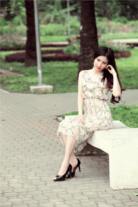 Đẹp tĩnh lặng với váy hoa nền nã, thanh lịch.
