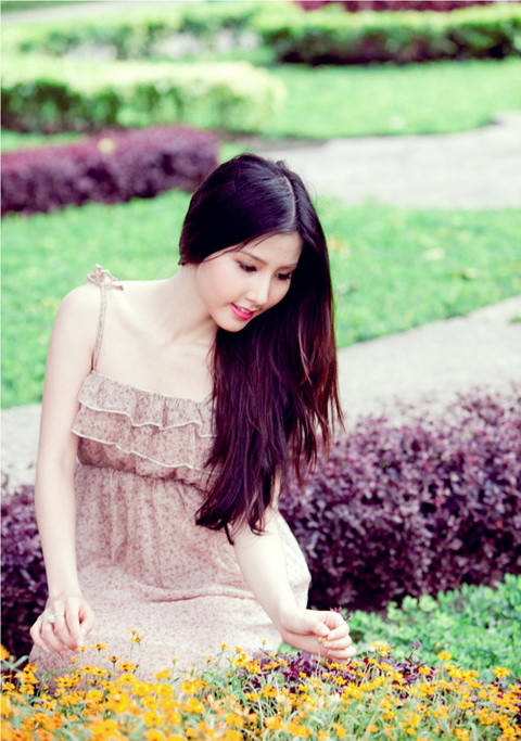 Mái tóc dài buông xõa, gương mặt trang điểm nhẹ nhàng, thêm chiếc váy bèo hoa mềm mại, Diễm My xứng đáng là một trong những hot girl cuốn hút nhất làng teen model.