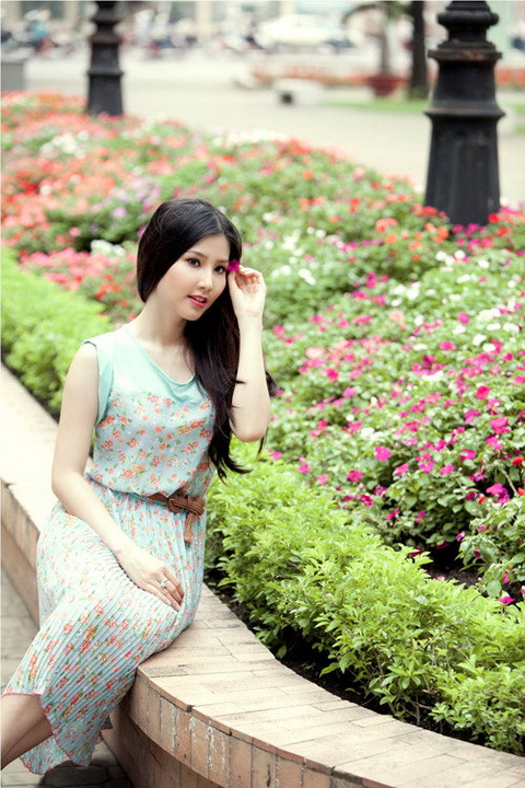 Đẹp tựa như thiếu nữ trong tranh. Dường như Diễm My xinh hơn khi diện váy, thay vì quần jeans - áo pull.