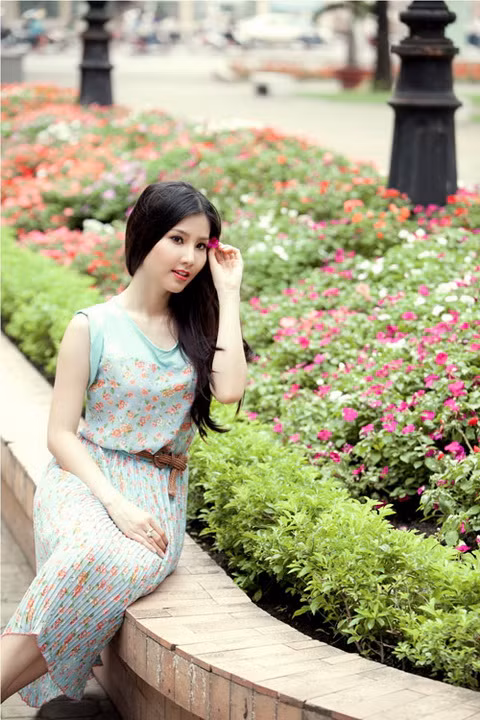 Đẹp tựa như thiếu nữ trong tranh. Dường như Diễm My xinh hơn khi diện váy, thay vì quần jeans - áo pull.