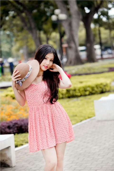 Những ngày đầu xuân, nắng vàng lung linh trải đều trên phố hoa, Diễm My 9X điệu đà trong váy hồng xinh, nhẹ bước dạo chơi trên phố.