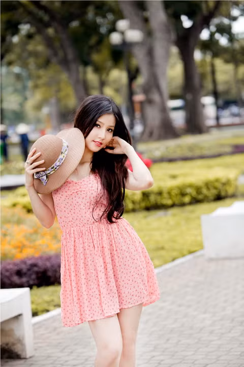 Những ngày đầu xuân, nắng vàng lung linh trải đều trên phố hoa, Diễm My 9X điệu đà trong váy hồng xinh, nhẹ bước dạo chơi trên phố.