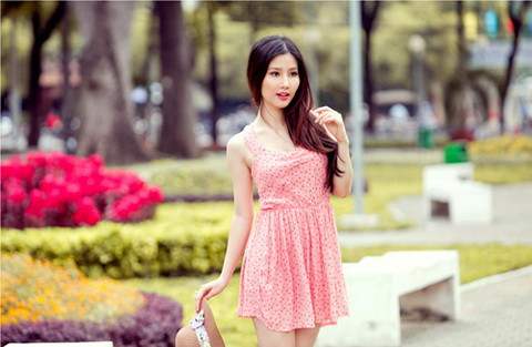 Gương mặt khả ái càng thêm phần rạng rỡ khi khoe sắc cùng hoa. Váy hồng xinh nhẹ nhàng, tôn lên làn da trắng mịn.