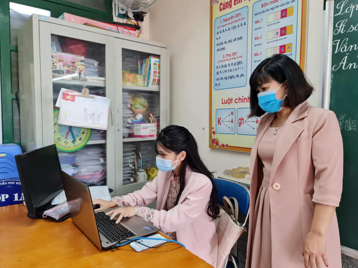 Mặc dù gặp nhiều khó khăn trong việc triển khai dạy học trực tuyến, nhưng cán bộ, giáo viên Trường Tiểu học Đông Hải 2 (quận Hải An) vẫn nỗ lực, cố gắng triển khai bảo đảm chất lượng học tập của học sinh (Ảnh: Lã Tiến) Mặc dù gặp nhiều khó khăn trong việc triển khai dạy học trực tuyến, nhưng cán bộ, giáo viên Trường Tiểu học Đông Hải 2 (quận Hải An) vẫn nỗ lực, cố gắng triển khai bảo đảm chất lượng học tập của học sinh (Ảnh: Lã Tiến)