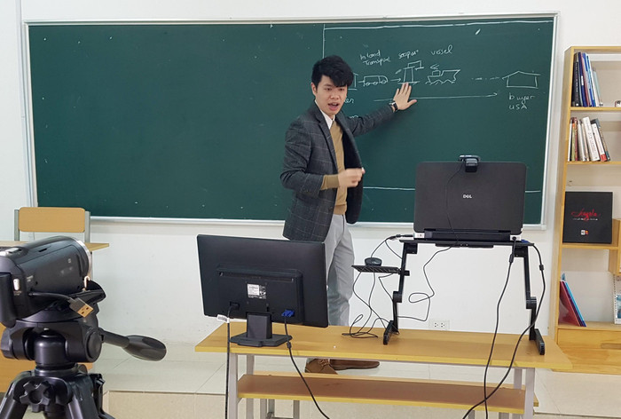 Các giảng viên được trang bị đầy đủ trang thiết bị hiện đại phục vụ việc dạy trực tuyến (Ảnh: Lã Tiến) Các giảng viên được trang bị đầy đủ trang thiết bị hiện đại phục vụ việc dạy trực tuyến (Ảnh: Lã Tiến)