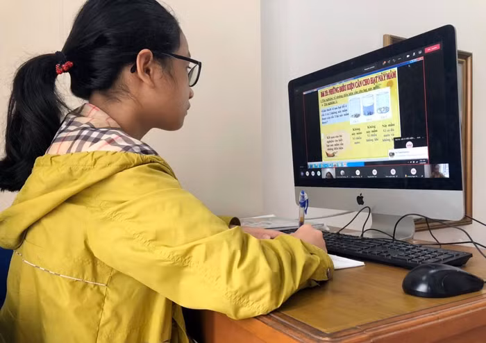 Học sinh trường Trung học cơ sở Dư Hàng Kênh (quận Lê Chân) chăm chú nghe giảng (Ảnh: nhà trường cung cấp)