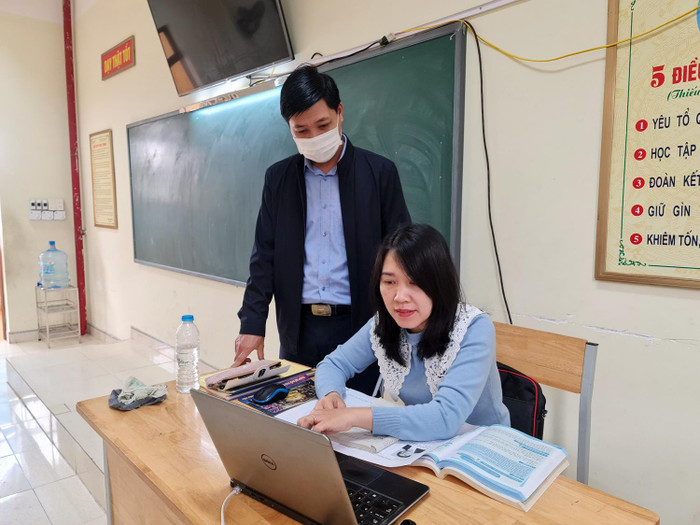 Ban giám hiệu Trường Trung học cơ sở Lạc Viên (quận Ngô Quyền) thường xuyên dự giờ, kiểm tra các giáo viên dạy học trực tuyến (Ảnh: Lã Tiến) Ban giám hiệu Trường Trung học cơ sở Lạc Viên (quận Ngô Quyền) thường xuyên dự giờ, kiểm tra các giáo viên dạy học trực tuyến (Ảnh: Lã Tiến)