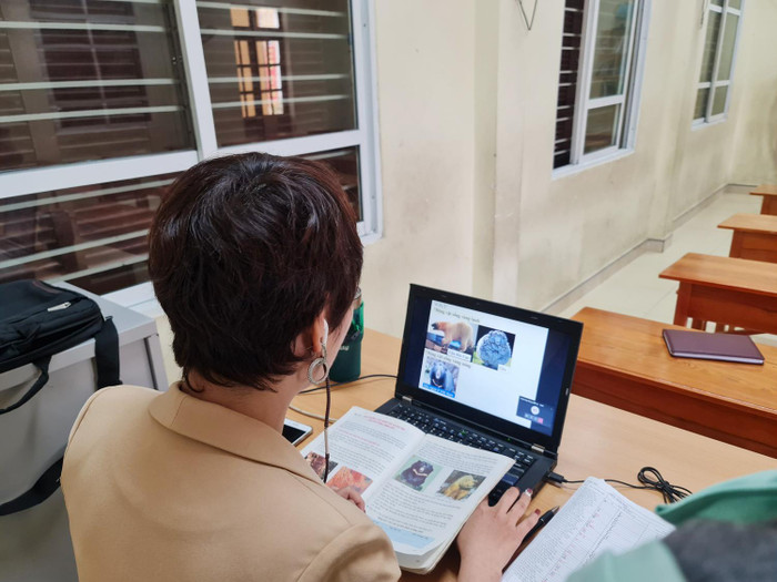 Các giáo viên Trường Trung học cơ sở Lạc Viên (quận Ngô Quyền) phải dành nhiều thời gian để chuẩn bị giáo án điện tử, cô đọng kiến thức trong giáo án để truyền tải tới học sinh (Ảnh: Lã Tiến) Các giáo viên Trường Trung học cơ sở Lạc Viên (quận Ngô Quyền) phải dành nhiều thời gian để chuẩn bị giáo án điện tử, cô đọng kiến thức trong giáo án để truyền tải tới học sinh (Ảnh: Lã Tiến)
