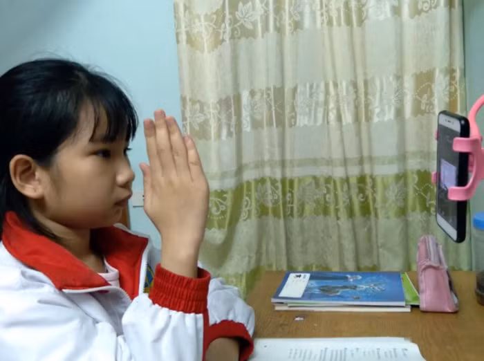 Học sinh Trường Tiểu học Lý Tự Trọng tích cực tham gia học tập, phát biểu xây dựng bài (Ảnh: Lã Tiến)