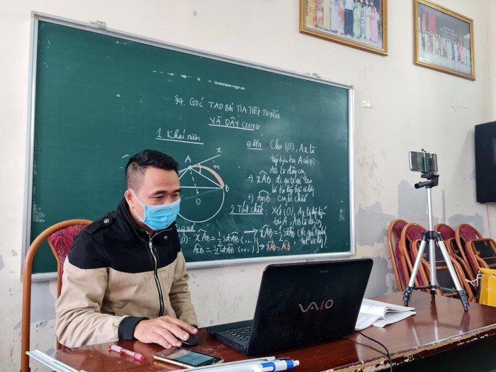 Giáo viên Trường Trung học cơ sở An Đà (quận Ngô Quyền) lên lớp tiết dạy trực tuyến và ghi hình bài giảng để gửi cho học sinh (Ảnh: Lã Tiến) Giáo viên Trường Trung học cơ sở An Đà (quận Ngô Quyền) lên lớp tiết dạy trực tuyến và ghi hình bài giảng để gửi cho học sinh (Ảnh: Lã Tiến)
