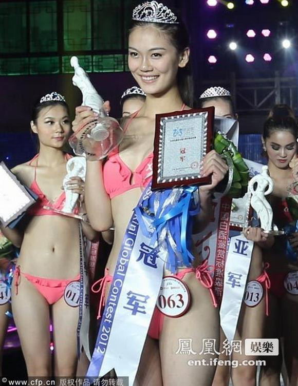 Triệu Mỹ Quyên trong giờ khắc đăng quang Hoa hậu Bikini Quốc tế Trung Quốc 2012. Triệu Mỹ Quyên trong giờ khắc đăng quang Hoa hậu Bikini Quốc tế Trung Quốc 2012.