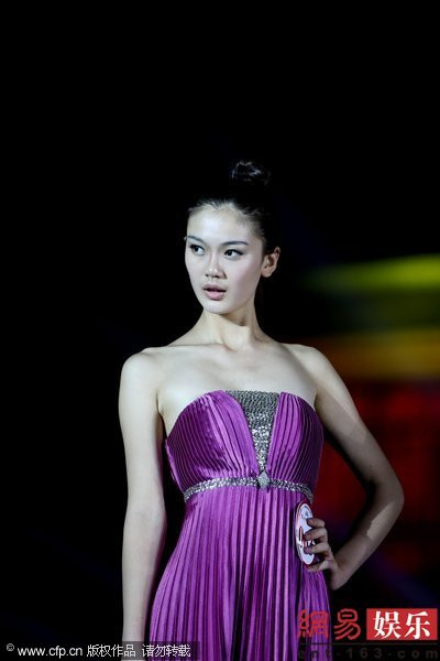 Triệu Mỹ Quyên trong phần trình diễn trang phục dạ hội. Triệu Mỹ Quyên trong phần trình diễn trang phục dạ hội.