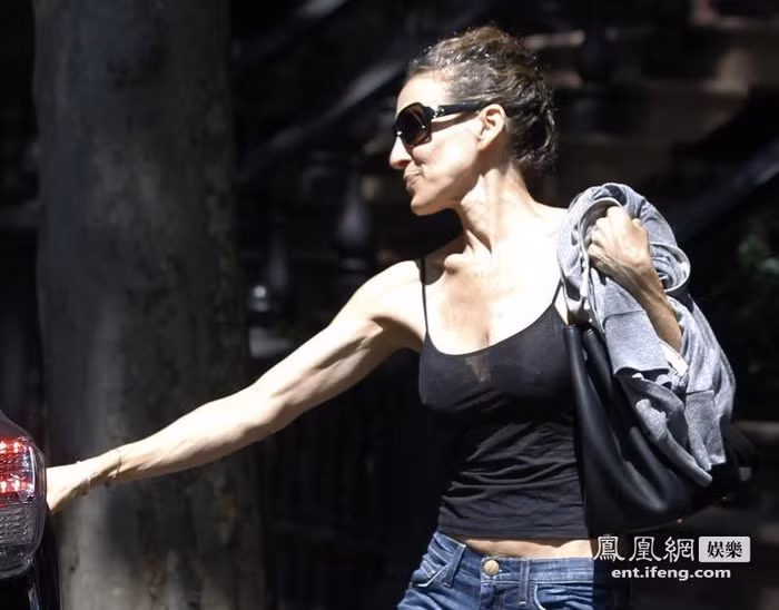 Từng bị bầu chọn là người đẹp kém hấp dẫn nhất Hollywood khiến Sarah Parker vô cùng tức giận. Tham gia vai chính trong loạt phim thuộc thể loại hài Sex and the City (cả phiên bản truyền hình và điện ảnh), Sarah không hề biết rằng đó là một trong những vai diễn đáng nhớ nhất trong sự nghiệp của cô. Nhân vật Carrie Bradshaw đã mang lại cho cô tới 4 giải Quả cầu vàng cho danh hiệu Nữ diễn viên chính xuất sắc thuộc thể loại nhạc kịch và hài kịch.