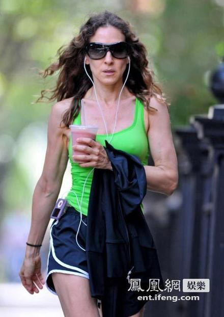 Sarah Jessica Parker trong trang phục thể thao dạo phố. Có lẽ người đẹp sinh năm 1965 trông còn già hơn cả nữ hoàng nhạc Pop Madona. Sarah Jessica Parker trong trang phục thể thao dạo phố. Có lẽ người đẹp sinh năm 1965 trông còn già hơn cả nữ hoàng nhạc Pop Madona.
