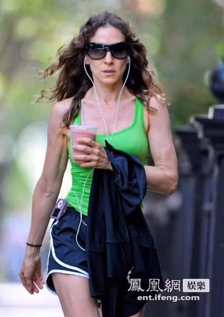 Sarah Jessica Parker trong trang phục thể thao dạo phố. Có lẽ người đẹp sinh năm 1965 trông còn già hơn cả nữ hoàng nhạc Pop Madona.