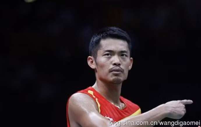 VĐV cầu lông Lâm Đan, nhà vô địch quảng cáo trên truyền hình. Trước Thế vận hội Olympic London, Lâm Đan là gương mặt nổi tiếng và đắt giá cho các thương hiệu nổi tiếng của Trung Quốc cũng như của thế giới như trang phục thể thao Lining, đồ uống Red Bull, xe hơi Tuyết Thiết Long, kẹo cao su Doublemint, dao cạo râu Gillette... Theo tiết lộ thì nguồn thu từ hoạt động quảng cáo của Lâm Đan ước tính hơn 20 triệu USD, vượt cả VĐV điền kinh Lưu Tường. Thành công của Lâm Đan tại London càng tăng giá trị hình ảnh của anh, và để mời được VĐV này làm đại diện cho sản phẩm của mình, các doanh nghiệp cũng phải rủng rỉnh hầu bao. Như vậy, Lâm Đan chính thức trở thành ông hoàng kiếm tiền của thể thao Trung Quốc. VĐV cầu lông Lâm Đan, nhà vô địch quảng cáo trên truyền hình. Trước Thế vận hội Olympic London, Lâm Đan là gương mặt nổi tiếng và đắt giá cho các thương hiệu nổi tiếng của Trung Quốc cũng như của thế giới như trang phục thể thao Lining, đồ uống Red Bull, xe hơi Tuyết Thiết Long, kẹo cao su Doublemint, dao cạo râu Gillette... Theo tiết lộ thì nguồn thu từ hoạt động quảng cáo của Lâm Đan ước tính hơn 20 triệu USD, vượt cả VĐV điền kinh Lưu Tường. Thành công của Lâm Đan tại London càng tăng giá trị hình ảnh của anh, và để mời được VĐV này làm đại diện cho sản phẩm của mình, các doanh nghiệp cũng phải rủng rỉnh hầu bao. Như vậy, Lâm Đan chính thức trở thành ông hoàng kiếm tiền của thể thao Trung Quốc.