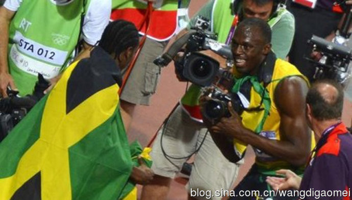 Usain Bolt, VĐV điền kinh đầu tiên trên thế giới bảo vệ thành công 2 tấm HCV ở 2 nội dung chạy ngắn 100m và 200m ở 2 kỳ Olympic liên tiếp cho đội tuyển Jamaica. Sau khi ghi được thành tích đi vào lịch sử điền kinh, giá trị của Bolt là điều không thể phủ nhận, theo một nguồn tin cho biết mỗi giây tham gia quảng cáo của vận động viên điền kinh da màu này trị giá 2 triệu USD, một con số thật khiến người khác phải giật mình. Usain Bolt, VĐV điền kinh đầu tiên trên thế giới bảo vệ thành công 2 tấm HCV ở 2 nội dung chạy ngắn 100m và 200m ở 2 kỳ Olympic liên tiếp cho đội tuyển Jamaica. Sau khi ghi được thành tích đi vào lịch sử điền kinh, giá trị của Bolt là điều không thể phủ nhận, theo một nguồn tin cho biết mỗi giây tham gia quảng cáo của vận động viên điền kinh da màu này trị giá 2 triệu USD, một con số thật khiến người khác phải giật mình.