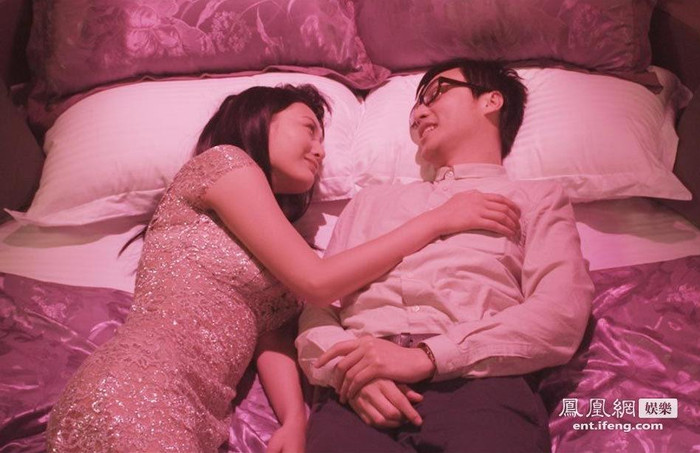 Ngoài những cảnh quay khi “hành nghề” ở trung tâm mát-xa, trong phim còn nhiều pha thân mật của nam nữ diễn viên trong phòng riêng. Ngoài những cảnh quay khi “hành nghề” ở trung tâm mát-xa, trong phim còn nhiều pha thân mật của nam nữ diễn viên trong phòng riêng.