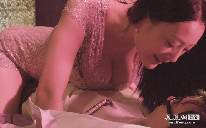 Đây được coi là những cảnh nhẹ nhàng và kín đáo nhất của bộ phim có xu hướng khiêu dâm này. Đây được coi là những cảnh nhẹ nhàng và kín đáo nhất của bộ phim có xu hướng khiêu dâm này.