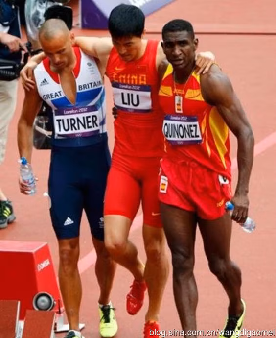 VĐV điền kinh Lưu Tường, trước khi gặp chấn thương khi chạy vượt rào tại Olympic London, Lưu Tường từng là kỳ vọng của 1,3 tỷ người dân Trung Quốc, đó quả là một áp lực nặng tựa núi. Thế nhưng một áp lực lớn hơn nữa dành cho Lưu Tường chính là từ phía các nhà tài trợ. Theo một nguồn tin cho hay, trước khi tham dự Thế vận hội năm nay, Lưu Tường đã ký 17 hợp đồng quảng cáo với tổng trị giá hàng tỷ USD. Và vì vậy, bất luận VĐV điền kinh này có bị chấn thương hay không thì Thế vận hội lần này vẫn sẽ là tác nhân để đưa cựu hoàng kiếm tiền lên một đỉnh cao mới. VĐV điền kinh Lưu Tường, trước khi gặp chấn thương khi chạy vượt rào tại Olympic London, Lưu Tường từng là kỳ vọng của 1,3 tỷ người dân Trung Quốc, đó quả là một áp lực nặng tựa núi. Thế nhưng một áp lực lớn hơn nữa dành cho Lưu Tường chính là từ phía các nhà tài trợ. Theo một nguồn tin cho hay, trước khi tham dự Thế vận hội năm nay, Lưu Tường đã ký 17 hợp đồng quảng cáo với tổng trị giá hàng tỷ USD. Và vì vậy, bất luận VĐV điền kinh này có bị chấn thương hay không thì Thế vận hội lần này vẫn sẽ là tác nhân để đưa cựu hoàng kiếm tiền lên một đỉnh cao mới.