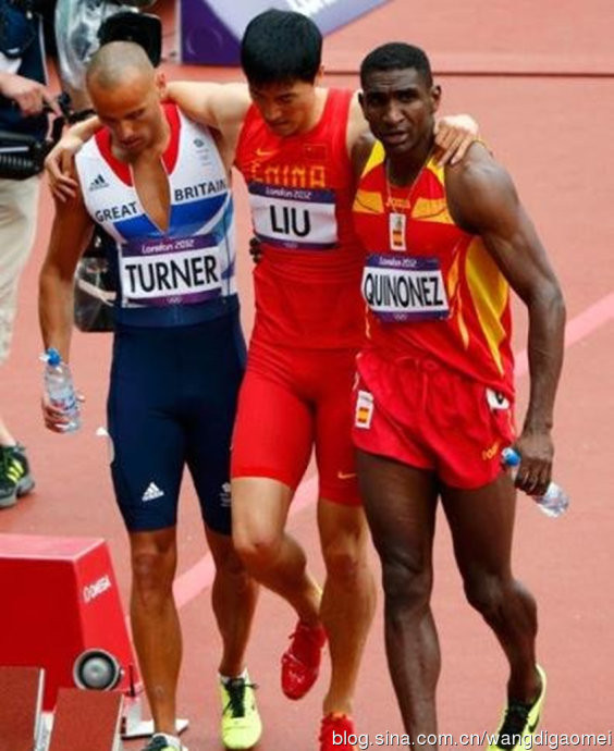 VĐV điền kinh Lưu Tường, trước khi gặp chấn thương khi chạy vượt rào tại Olympic London, Lưu Tường từng là kỳ vọng của 1,3 tỷ người dân Trung Quốc, đó quả là một áp lực nặng tựa núi. Thế nhưng một áp lực lớn hơn nữa dành cho Lưu Tường chính là từ phía các nhà tài trợ. Theo một nguồn tin cho hay, trước khi tham dự Thế vận hội năm nay, Lưu Tường đã ký 17 hợp đồng quảng cáo với tổng trị giá hàng tỷ USD. Và vì vậy, bất luận VĐV điền kinh này có bị chấn thương hay không thì Thế vận hội lần này vẫn sẽ là tác nhân để đưa cựu hoàng kiếm tiền lên một đỉnh cao mới. VĐV điền kinh Lưu Tường, trước khi gặp chấn thương khi chạy vượt rào tại Olympic London, Lưu Tường từng là kỳ vọng của 1,3 tỷ người dân Trung Quốc, đó quả là một áp lực nặng tựa núi. Thế nhưng một áp lực lớn hơn nữa dành cho Lưu Tường chính là từ phía các nhà tài trợ. Theo một nguồn tin cho hay, trước khi tham dự Thế vận hội năm nay, Lưu Tường đã ký 17 hợp đồng quảng cáo với tổng trị giá hàng tỷ USD. Và vì vậy, bất luận VĐV điền kinh này có bị chấn thương hay không thì Thế vận hội lần này vẫn sẽ là tác nhân để đưa cựu hoàng kiếm tiền lên một đỉnh cao mới.