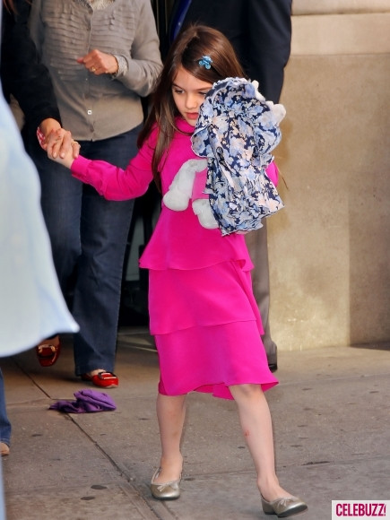 Suri Cruise điệu đà với bộ cánh hồng khi cùng mẹ tại New York. Suri Cruise điệu đà với bộ cánh hồng khi cùng mẹ tại New York.