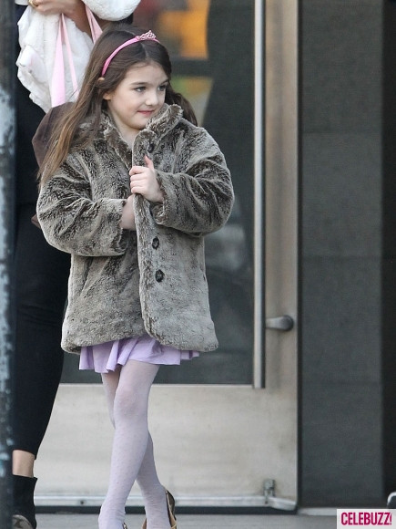 Suri Cruise cùng mẹ đi mua sắm tại FAO Schwarz ở New York hôm 14/12/2011 Suri Cruise cùng mẹ đi mua sắm tại FAO Schwarz ở New York hôm 14/12/2011