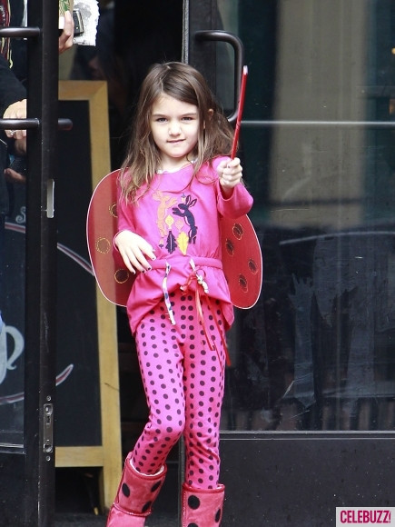 Suri Cruise sau khi cùng mẹ Katie Holmes cạnh bảo tàng Pittsburgh hôm 4/10/2011. Suri Cruise sau khi cùng mẹ Katie Holmes cạnh bảo tàng Pittsburgh hôm 4/10/2011.