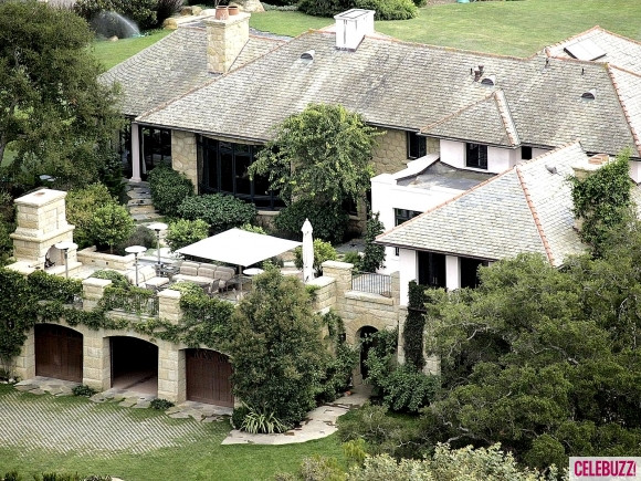 Biệt thự có hướng quay ra vách núi, sở hữu một bể bơi, một phòng spa và một sân tennis. Căn biệt thự này là hàng xóm với các sao Hollywood khác như Rob Lowe, Kevin Costner, Kirk Douglas và Opral Winfrey.