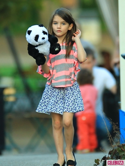 Suri Cruise với chú gấu trúc bông tại Pittburgh hôm 8/10/2011. Suri Cruise với chú gấu trúc bông tại Pittburgh hôm 8/10/2011.