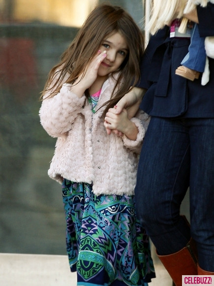 Hai mẹ con nhà Suri Cruise và Katie Holmes ở New York hôm 9/11/2011. Hai mẹ con nhà Suri Cruise và Katie Holmes ở New York hôm 9/11/2011.